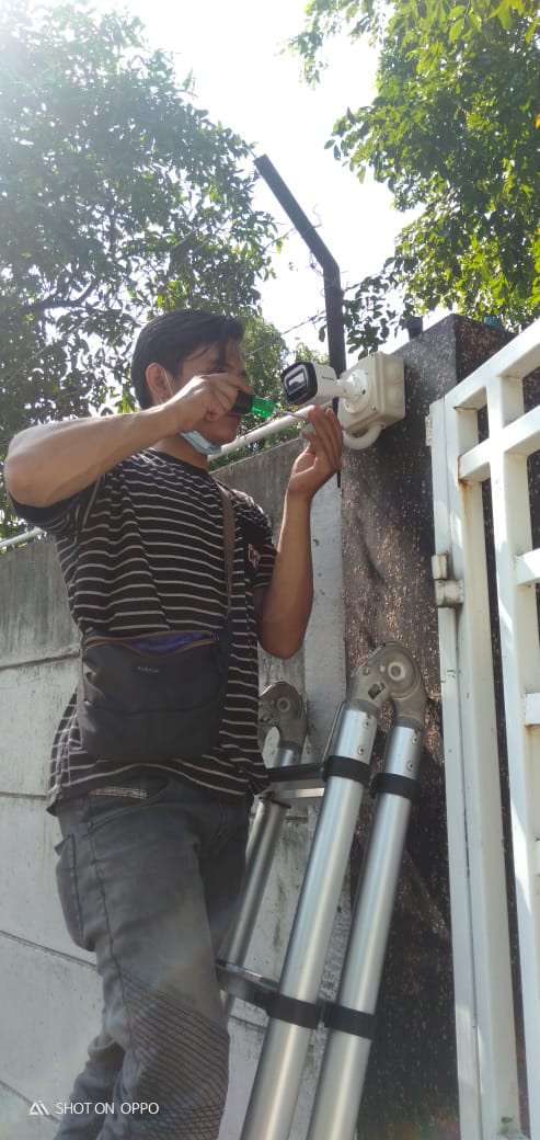 Teknisi sedang melakukan instalasi CCTV